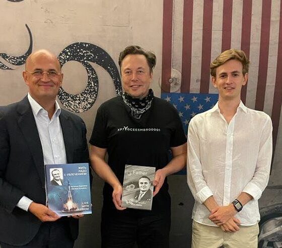 Elon Musk Mets With the Grandson and Great-grandson of Serhii Korolev, Ukrainian Engineer