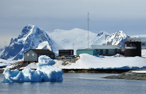 Ukrainian Polar Explorers in Antarctica Will Make Souvenirs From Accumulated Plastic