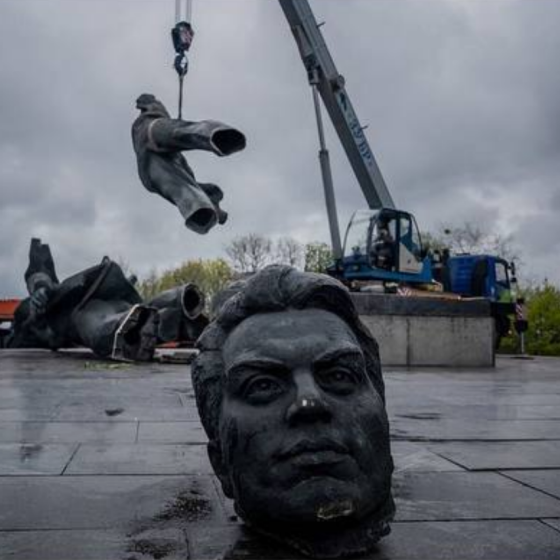 The Monument “Reunification of Ukraine with Russia” in Kyiv Was Dismantled
