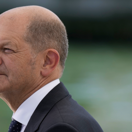Bundestag Calls Scholz Throw Cowardice
