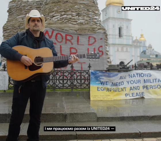 Brad Paisley Sang for Passers-by in Kyiv