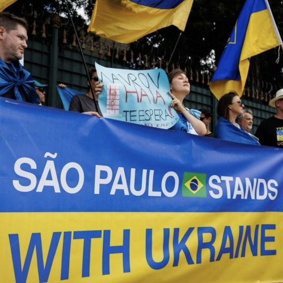 Pro-Ukrainian Activists “Welcomed” Lavrov in Brazil