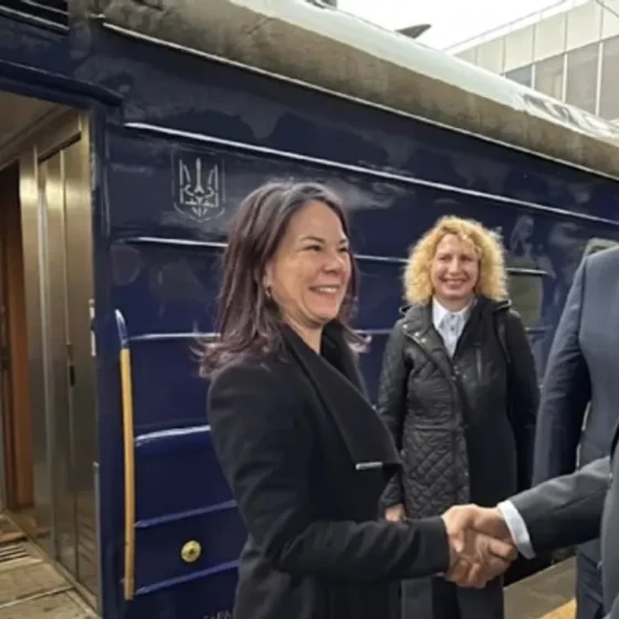 German Foreign Minister Burbock Arrives in Kyiv, Warns U.S. Against “Russian Delaying Tactics”