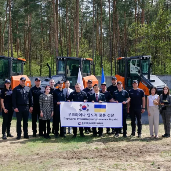 Korea Delivers Dump Trucks and Bulldozers to Ukrainian Rescuers: Strengthening Emergency Response