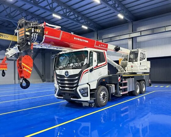 New AO AK-25 Truck Crane Debuts in Ukraine: 25 t Lift on DAYUN CGC1331 Chassis