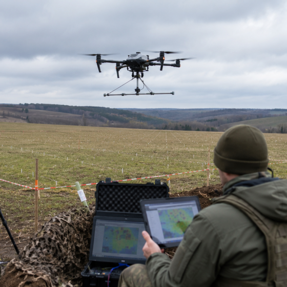 Ucrania forma equipos de desminado para detectar amenazas con drones y magnetómetros